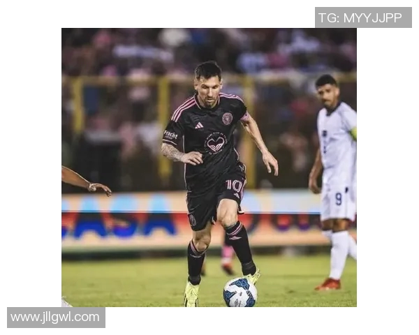 梅西转战篮球场展现惊人天赋引发球迷热议