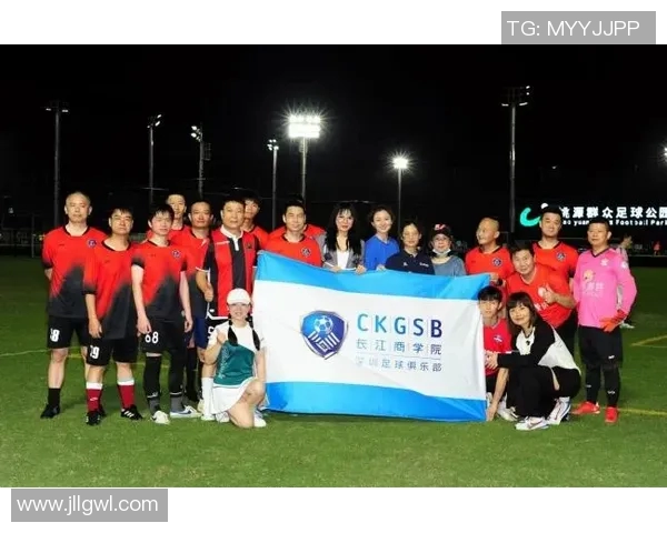 足球明星与美女亲密合影展现绚丽风采引发粉丝热议与羡慕