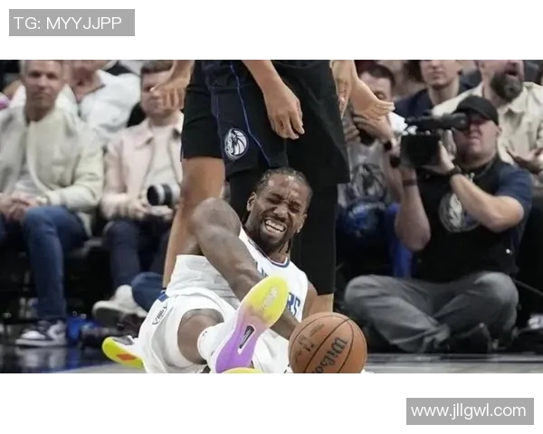 足球明星现身快船主场引发热议球迷欢呼声此起彼伏