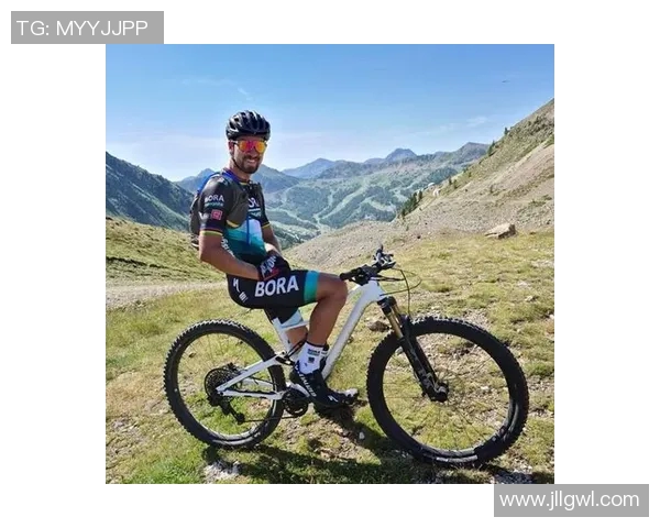 骑公路车的足球明星们如何在赛场外追寻速度与激情的完美结合